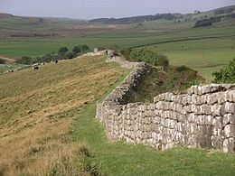 De muur van keizer Hadrianus 117 km lange versterkte grenslinie uit 2de eeuw doorheen wat nu Groot-Brittannië is.